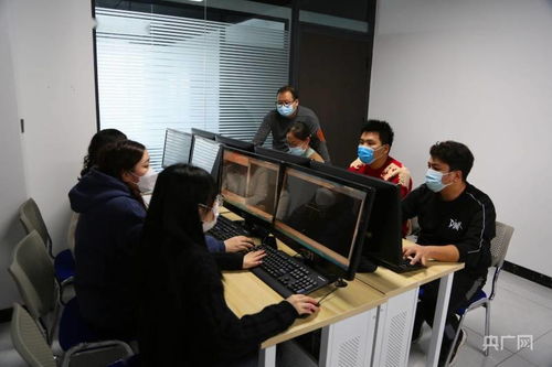 加強(qiáng)職業(yè)技能培訓(xùn)與信息技術(shù)咨詢服務(wù)，拓寬勞動(dòng)者就業(yè)渠道